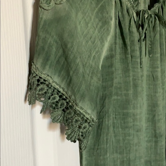 Green Lace v neck Top w Tie - Picture 3 of 4